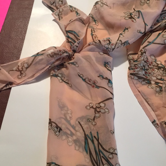 Beautiful sheer blouse - Picture 4 of 6